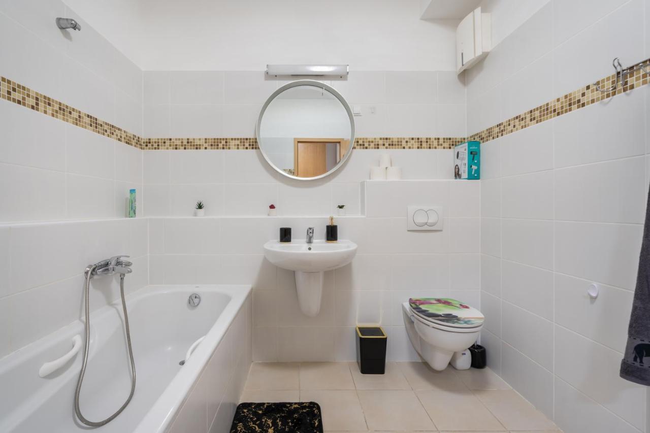 Penthouse Three Bedrooms, Three Balconies Apartment With Free Parking In Kiraly Street 부다페스트 외부 사진