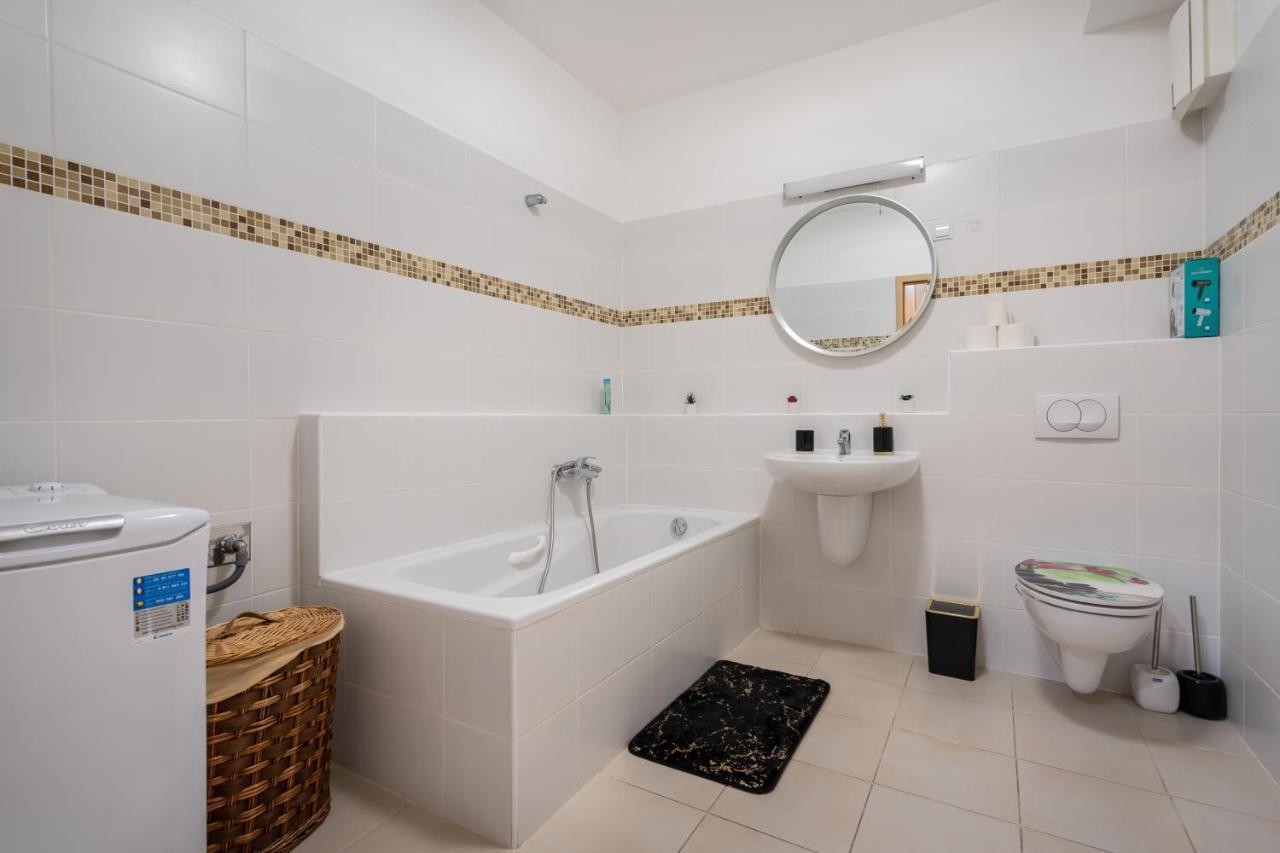 Penthouse Three Bedrooms, Three Balconies Apartment With Free Parking In Kiraly Street 부다페스트 외부 사진
