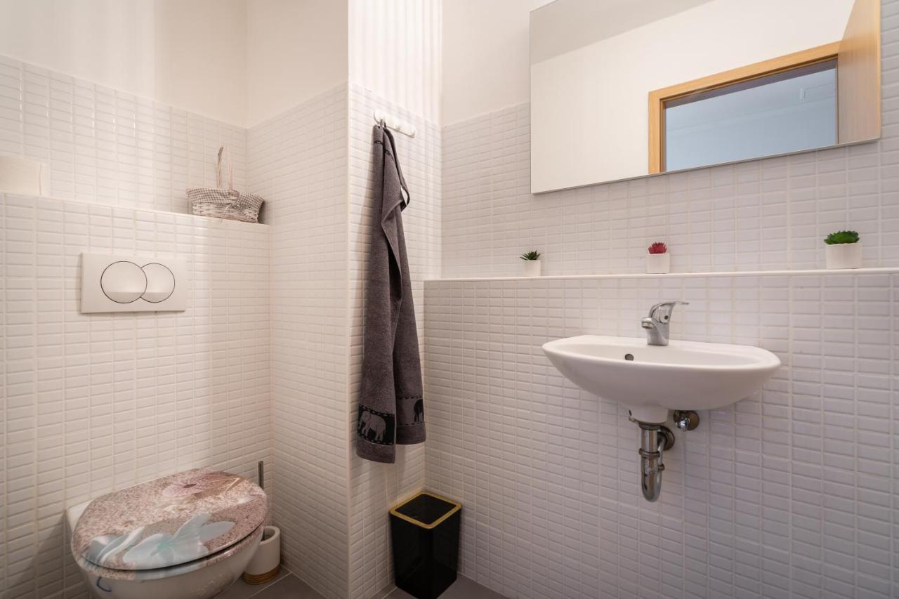 Penthouse Three Bedrooms, Three Balconies Apartment With Free Parking In Kiraly Street 부다페스트 외부 사진