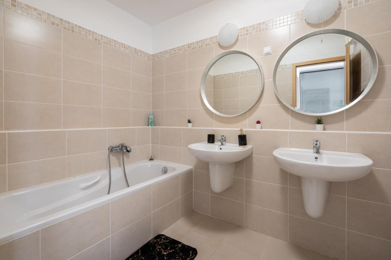 Penthouse Three Bedrooms, Three Balconies Apartment With Free Parking In Kiraly Street 부다페스트 외부 사진