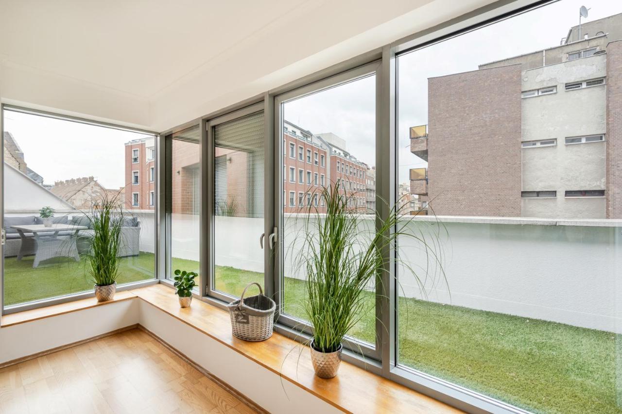 Penthouse Three Bedrooms, Three Balconies Apartment With Free Parking In Kiraly Street 부다페스트 외부 사진