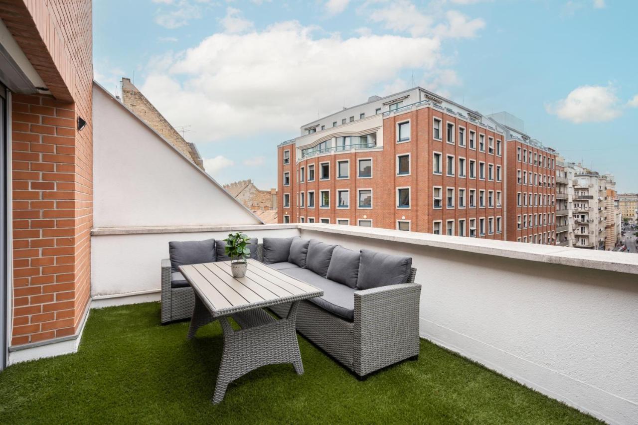 Penthouse Three Bedrooms, Three Balconies Apartment With Free Parking In Kiraly Street 부다페스트 외부 사진