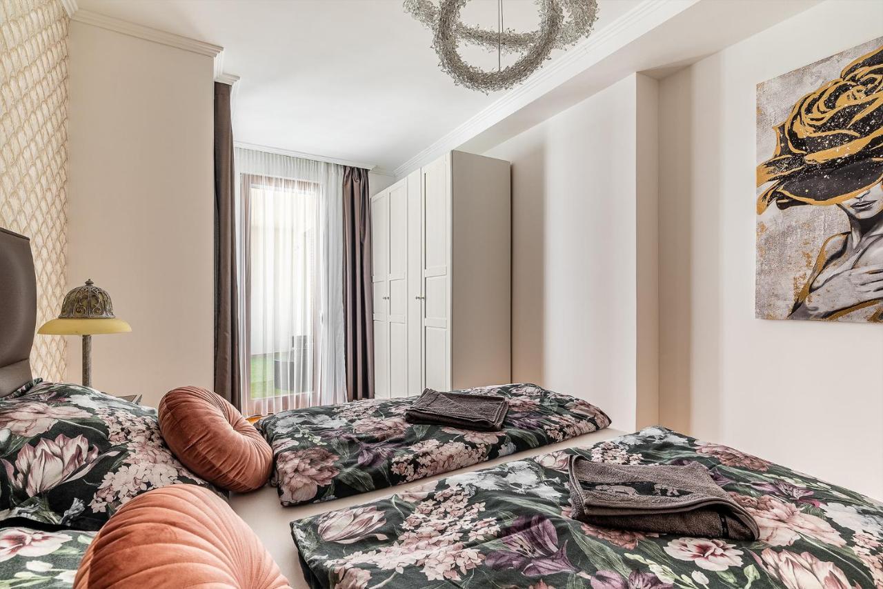 Penthouse Three Bedrooms, Three Balconies Apartment With Free Parking In Kiraly Street 부다페스트 외부 사진