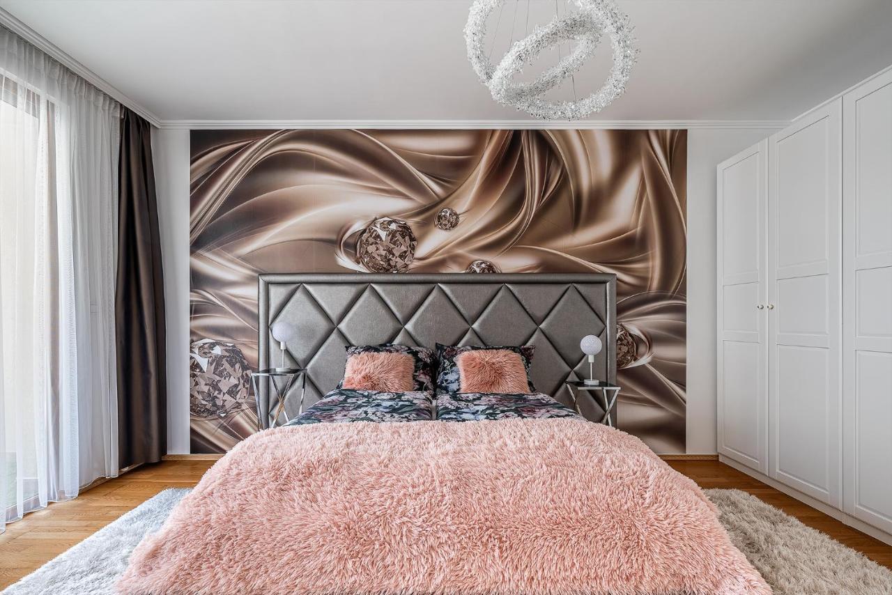 Penthouse Three Bedrooms, Three Balconies Apartment With Free Parking In Kiraly Street 부다페스트 외부 사진