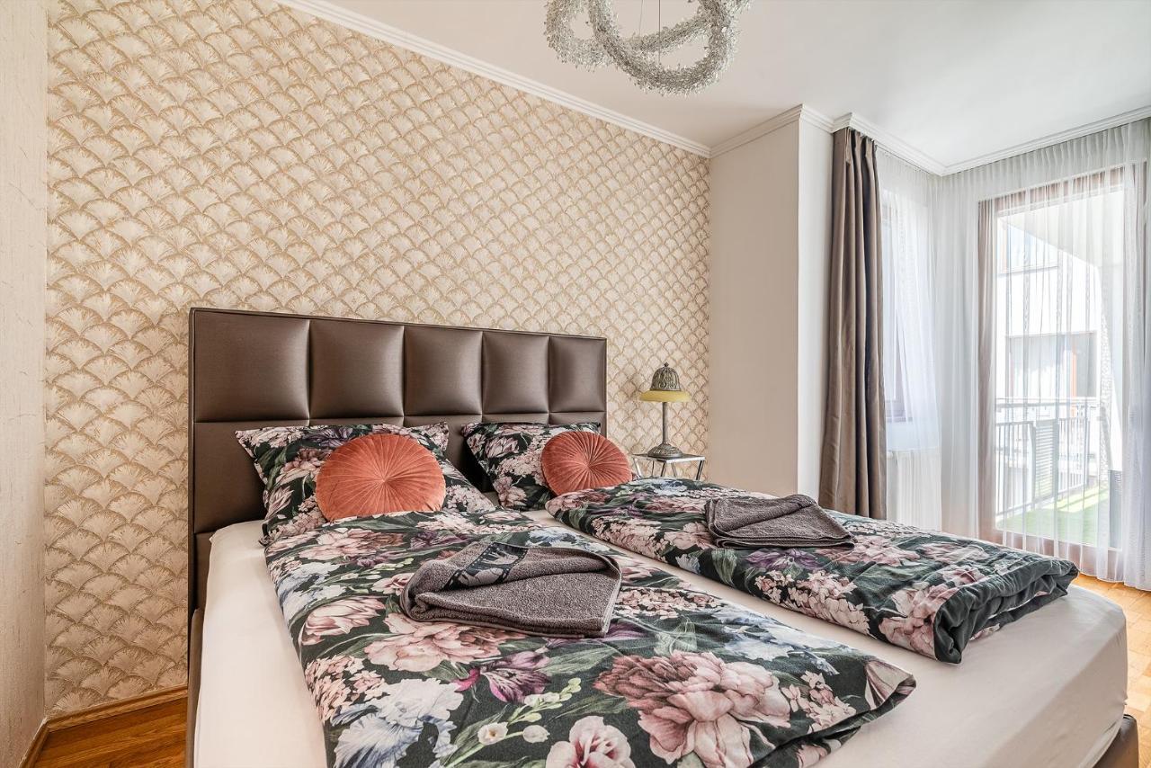 Penthouse Three Bedrooms, Three Balconies Apartment With Free Parking In Kiraly Street 부다페스트 외부 사진