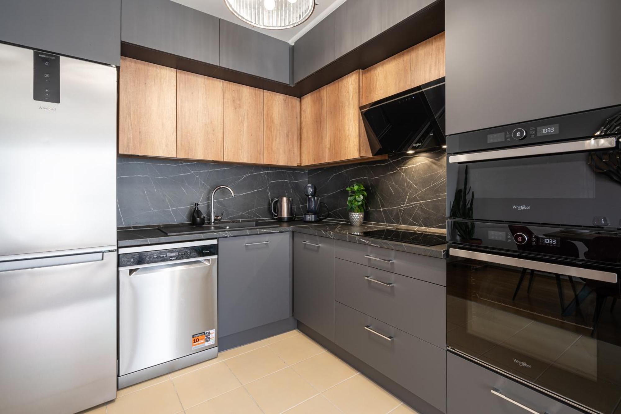 Penthouse Three Bedrooms, Three Balconies Apartment With Free Parking In Kiraly Street 부다페스트 외부 사진
